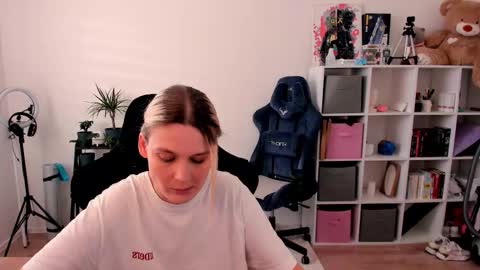 Nessie and Jessie online show from February 3, 2026, 11:48 am