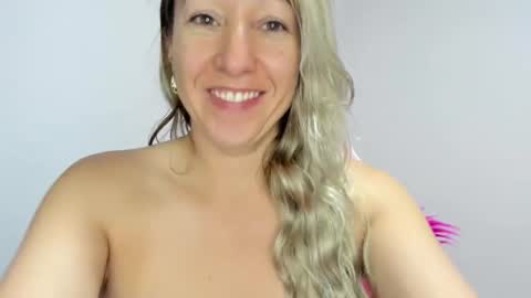 Snapshot of hottychrystal chatting on November 21, 2025, 1:21 pm hottychrystal online show from November 21, 2025, 1:21 pm
