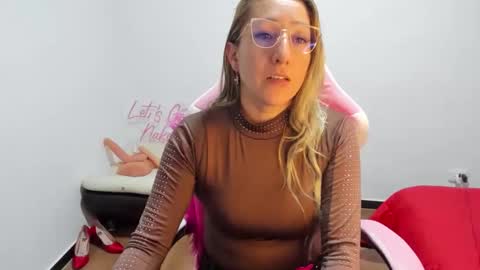 Snapshot of hottychrystal chatting on December 3, 2025, 1:57 am hottychrystal online show from December 3, 2025, 1:57 am
