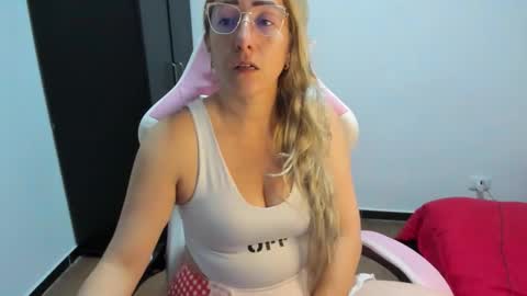 Snapshot of hottychrystal chatting on December 22, 2025, 10:40 pm hottychrystal online show from December 22, 2025, 10:40 pm