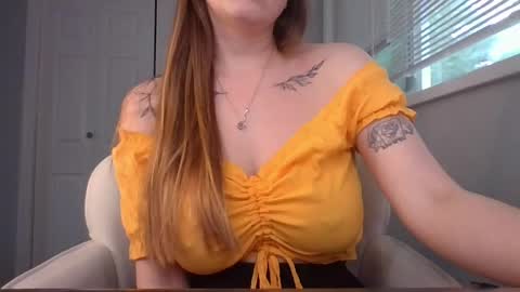 Snapshot of hotwifelili chatting on June 7, 2026, 10:35 pm hotwifelili online show from June 7, 2026, 10:35 pm