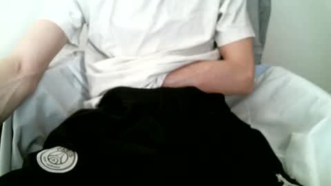 Snapshot of hug_me chatting on October 7, 2025, 11:40 am Keanu online show from October 7, 2025, 11:40 am