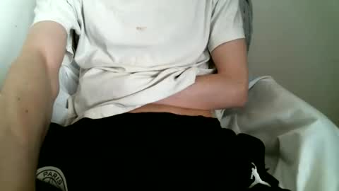 Snapshot of hug_me chatting on October 31, 2025, 11:55 am Keanu online show from October 31, 2025, 11:55 am