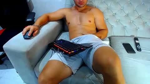Snapshot of hugo_19cm chatting on April 20, 2026, 5:37 pm hugo19cm online show from April 20, 2026, 5:37 pm