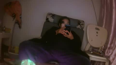 hujiajia520321431 online show from February 1, 2026, 12:04 pm