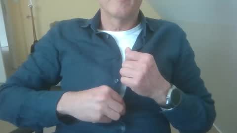 Snapshot of hundeleine chatting on April 1, 2026, 11:44 am hundeleine online show from April 1, 2026, 11:44 am