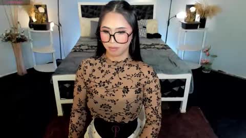 Snapshot of hunterxhuntress chatting on November 24, 2025, 3:39 am HELLO HANNAH IS BACK online show from November 24, 2025, 3:39 am