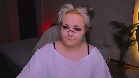 Snapshot of hwasamoore chatting on March 1, 2026, 8:22 pm Hwasa online show from March 1, 2026, 8:22 pm