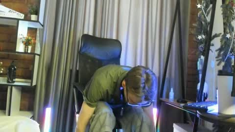 hyper_muse online show from April 17, 2026, 2:31 pm