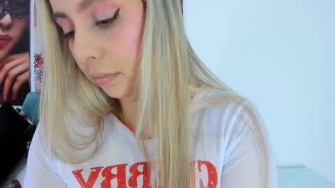 Snapshot of i_am_dolls chatting on December 3, 2025, 8:07 pm The Dolls online show from December 3, 2025, 8:07 pm