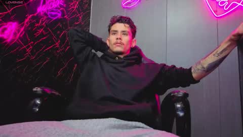 kelvis online show from November 12, 2025, 8:59 am