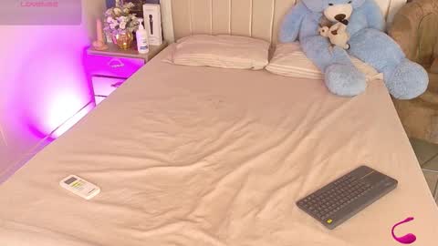 iam_nicolle online show from November 20, 2025, 12:49 pm