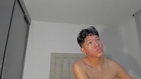 Snapshot of iamjulian_ chatting on May 27, 2026, 11:51 am Juliiiiian online show from May 27, 2026, 11:51 am