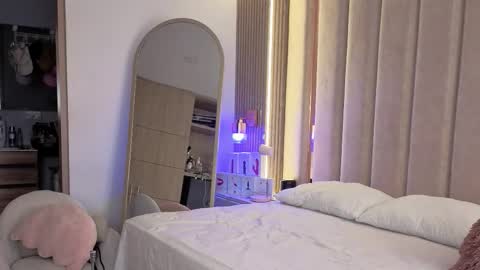 Snapshot of iamnyxy_ chatting on December 2, 2025, 11:04 am Nyxy online show from December 2, 2025, 11:04 am