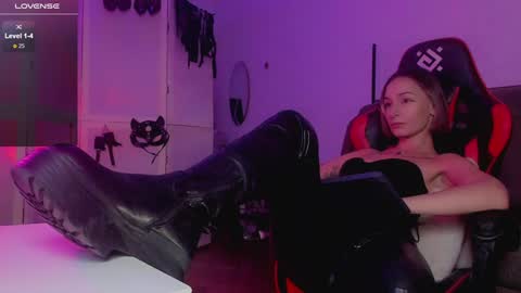 Snapshot of icyalcine chatting on December 20, 2024, 6:24 pm Mary online show from December 20, 2024, 6:24 pm