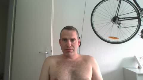 idontknowwhy1 online show from November 4, 2025, 9:52 am