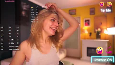 Snapshot of idontlikeguccibelts chatting on October 23, 2025, 4:39 pm Little Flower online show from October 23, 2025, 4:39 pm