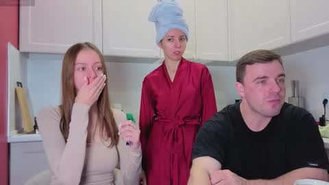 Julia and Mira online show from October 23, 2025, 9:19 am