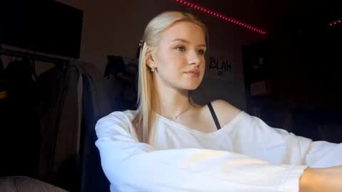 ShyLuna online show from February 4, 2026, 5:24 am