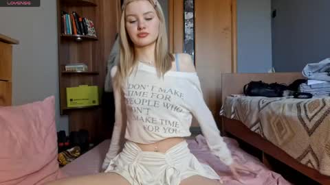 Snapshot of ilianamessersmith chatting on April 24, 2026, 7:44 am ShyLuna online show from April 24, 2026, 7:44 am