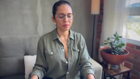 Kloe online show from October 14, 2025, 7:58 pm