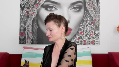 Snapshot of illegalbeauty87 chatting on November 4, 2025, 11:31 am Ingrid or more easier...Miss GoDDess Mistress online show from November 4, 2025, 11:31 am