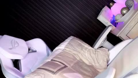 Candy Moore online show from December 14, 2025, 9:47 am