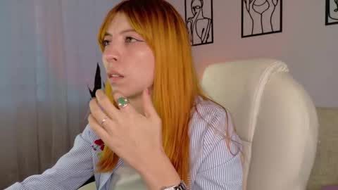 Sienna online show from November 28, 2025, 10:01 pm