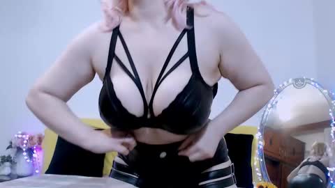 Snapshot of ina_pearl chatting on November 19, 2025, 9:37 pm Ina online show from November 19, 2025, 9:37 pm