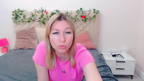incredible_ariela online show from May 13, 2026, 11:18 am
