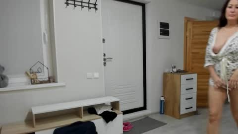 Della online show from October 24, 2025, 5:31 pm