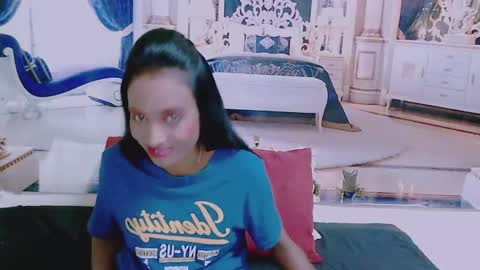 Snapshot of indianlovebug chatting on December 6, 2024, 4:36 am Leah online show from December 6, 2024, 4:36 am
