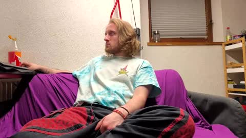 Snapshot of ipipo42o chatting on March 1, 2025, 2:37 am DrownMentally online show from March 1, 2025, 2:37 am