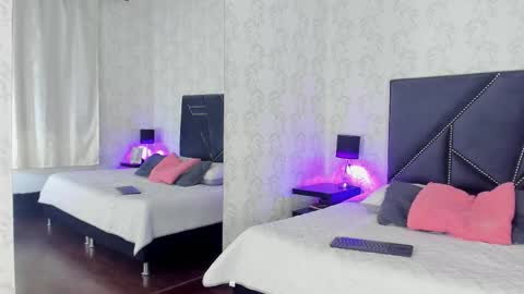 Queen Iris online show from November 27, 2025, 3:25 pm