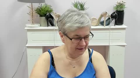 Snapshot of iris_xdesire chatting on December 18, 2025, 7:25 am I R I S online show from December 18, 2025, 7:25 am