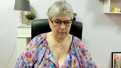 Snapshot of iris_xdesire chatting on May 25, 2026, 6:08 am I R I S online show from May 25, 2026, 6:08 am