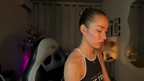 isa_____ online show from December 17, 2024, 10:11 pm