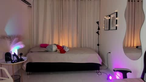 isa_____ online show from January 18, 2025, 10:17 pm