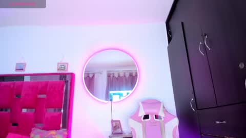 isa_lovestory online show from June 12, 2026, 1:04 am