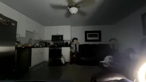 isaac_akamu online show from April 8, 2026, 12:54 am