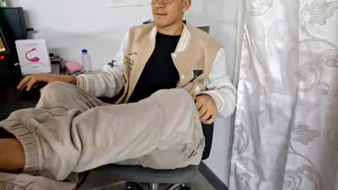 Snapshot of isaac_winter_ chatting on October 16, 2025, 2:45 am Isaac online show from October 16, 2025, 2:45 am