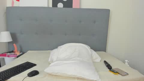 Snapshot of isabel_lamir chatting on February 19, 2025, 4:33 pm isabella online show from February 19, 2025, 4:33 pm