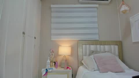 Snapshot of isabela__x chatting on June 9, 2026, 11:33 am isabela__x online show from June 9, 2026, 11:33 am
