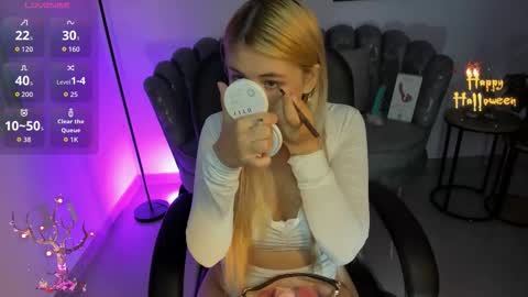 isabela romano online show from October 15, 2025, 10:59 am