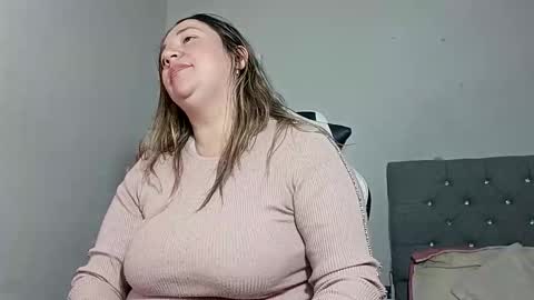 isabela online show from November 6, 2025, 1:23 pm