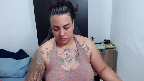 Snapshot of isabella_hots chatting on February 5, 2025, 10:51 am estefania online show from February 5, 2025, 10:51 am