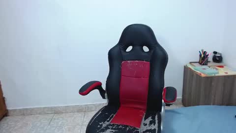 Snapshot of isabella_hots chatting on February 18, 2025, 9:43 am estefania online show from February 18, 2025, 9:43 am