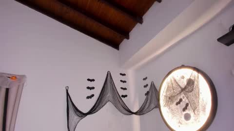 isabella_rosssi1 online show from October 19, 2025, 5:02 pm