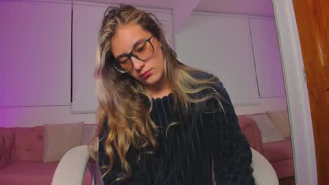 Isabella Rros online show from December 18, 2024, 6:53 am