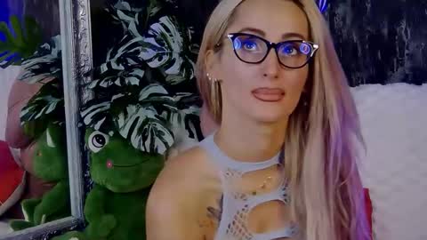 IsabelleEthan online show from October 3, 2025, 2:08 am